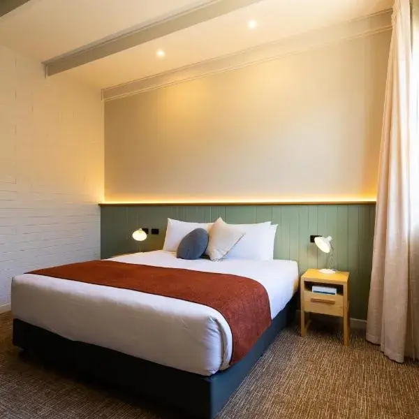The Clovercrest Hotel Motel to Adelaide Airport (ADL) premium and luxurious chauffeur service
