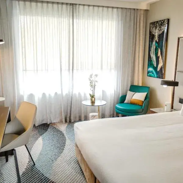 Royal Pacific Hotel to Sydney Airport (SYD) premium and luxurious chauffeur service