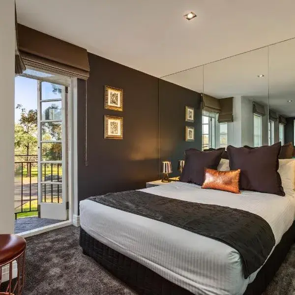 Quest East Melbourne to Melbourne Airport premium and luxurious chauffeur service