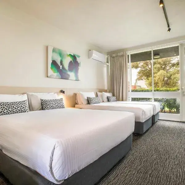 Nightcap at Seaford Hotel to Melbourne Airport premium and luxurious chauffeur service