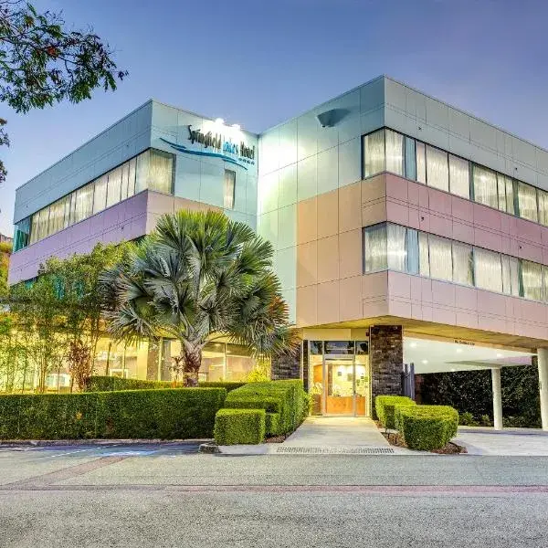 Springfield Lakes Boutique Hotel to Brisbane Airport (BNE) premium and luxurious chauffeur service