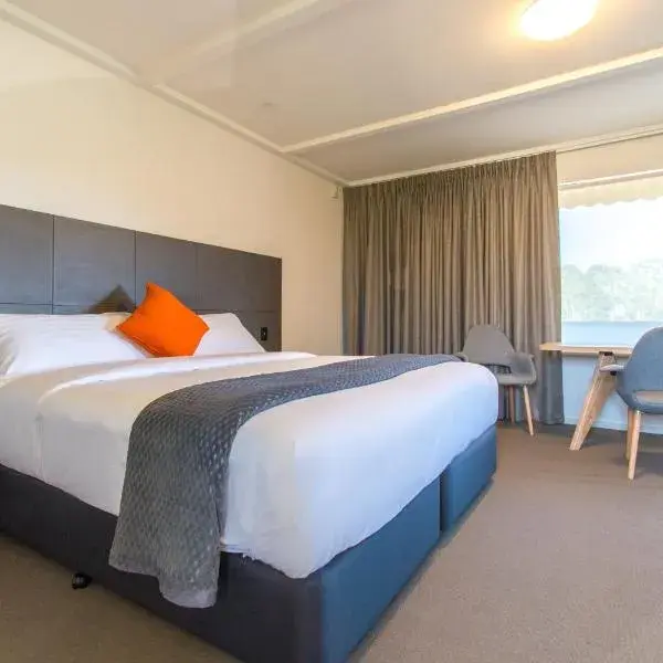 Mick O'Sheas to Adelaide Airport (ADL) premium and luxurious chauffeur service