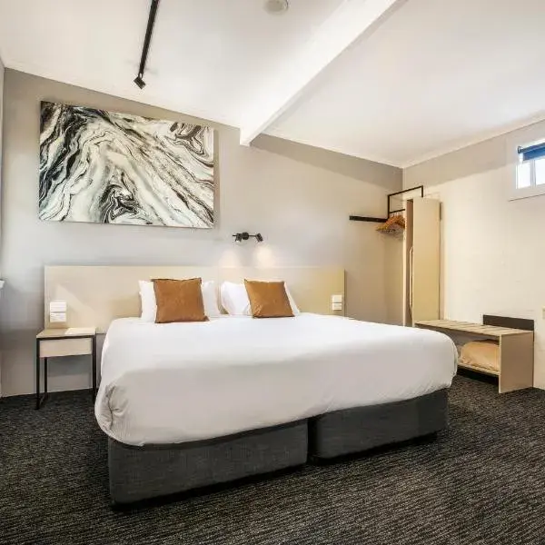 Nightcap at Colyton Hotel to Sydney Airport (SYD) premium and luxurious chauffeur service
