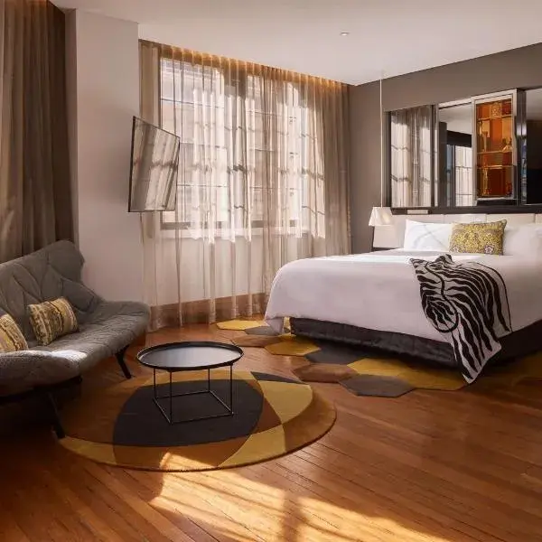 QT Sydney to Sydney Airport (SYD) premium and luxurious chauffeur service
