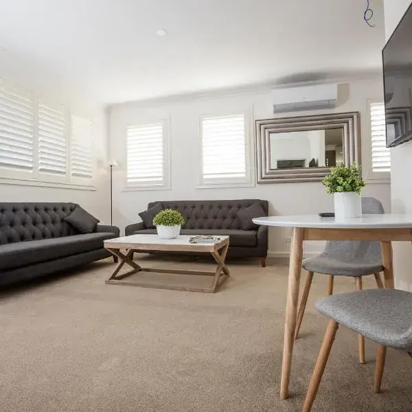 Newington Apartments to Melbourne Airport premium and luxurious chauffeur service
