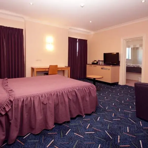 Mitchell River Tavern to Melbourne Airport premium and luxurious chauffeur service