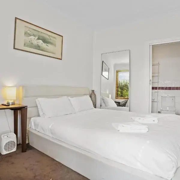 Simple Comfort - One bedder in South Yarra to Melbourne Airport premium and luxurious chauffeur service