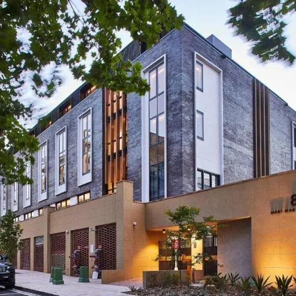 Mary MacKillop Place to Sydney Airport (SYD) premium and luxurious chauffeur service