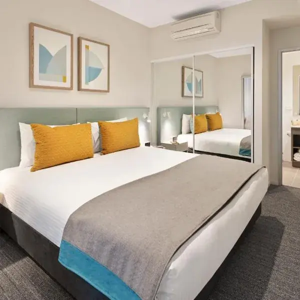 Quest Eight Mile Plains to Brisbane Airport (BNE) premium and luxurious chauffeur service