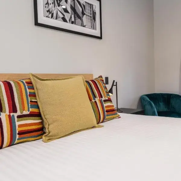 AVENUE MOTEL APARTMENTS to Brisbane Airport (BNE) premium and luxurious chauffeur service