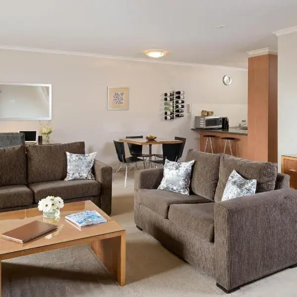 Ringwood Royale to Melbourne Airport premium and luxurious chauffeur service