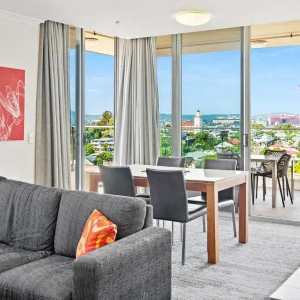 Quest South Brisbane to Brisbane Airport (BNE) premium and luxurious chauffeur service