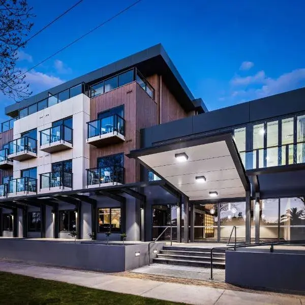 Quality Hotel Lakeside to Melbourne Airport premium and luxurious chauffeur service