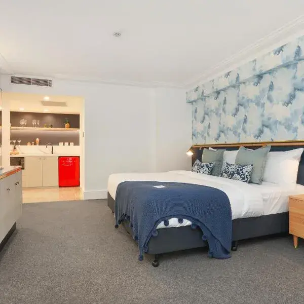 Coogee Bay Boutique Hotel to Sydney Airport (SYD) premium and luxurious chauffeur service