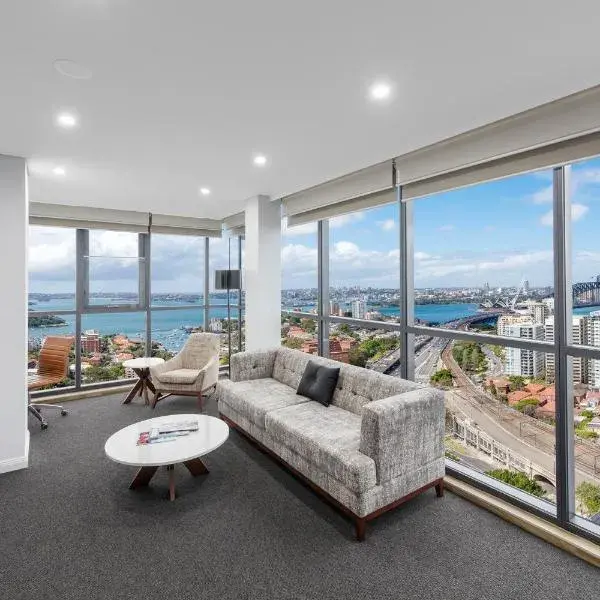 Meriton Suites North Sydney to Sydney Airport (SYD) premium and luxurious chauffeur service