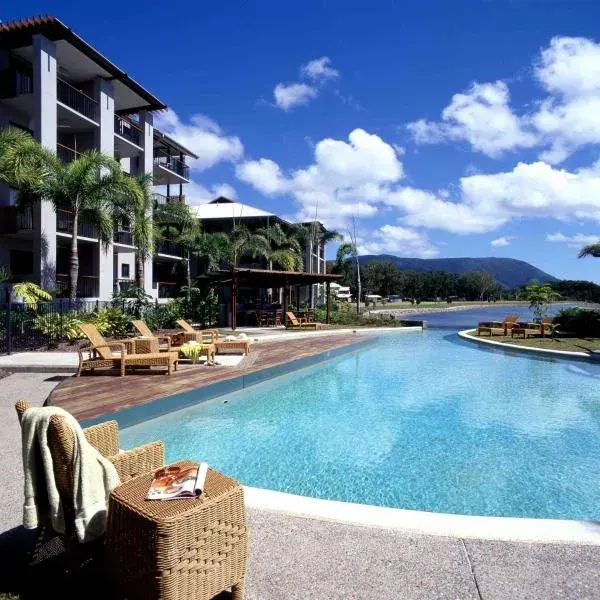 Blue Lagoon Resort to Brisbane Airport (BNE) premium and luxurious chauffeur service