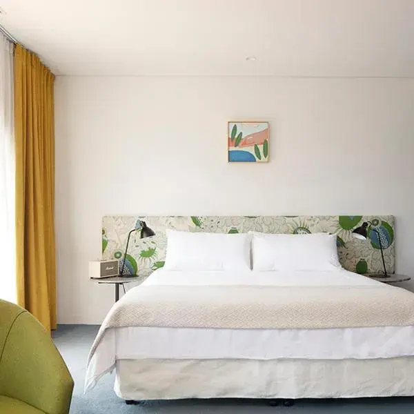 Hotel Ravesis to Sydney Airport (SYD) premium and luxurious chauffeur service