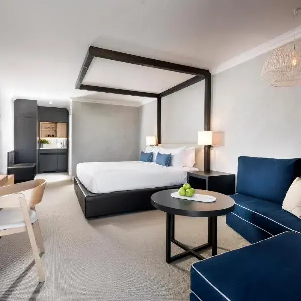 Tradewinds Hotel and Suites Fremantle to Perth Airport (PER) premium and luxurious chauffeur service