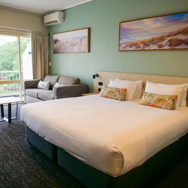 Nightcap at Hinterland Hotel Nerang to Brisbane Airport (BNE) premium and luxurious chauffeur service