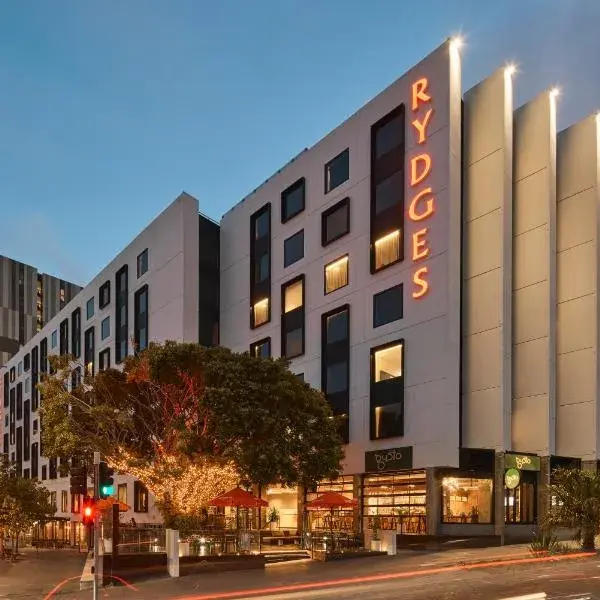 Rydges Fortitude Valley to Brisbane Airport (BNE) premium and luxurious chauffeur service