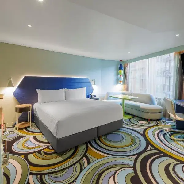 Adge Hotel and Residences to Sydney Airport (SYD) premium and luxurious chauffeur service