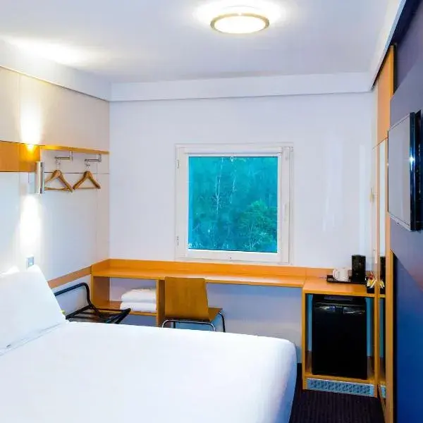 ibis Budget - Gosford to Sydney Airport (SYD) premium and luxurious chauffeur service