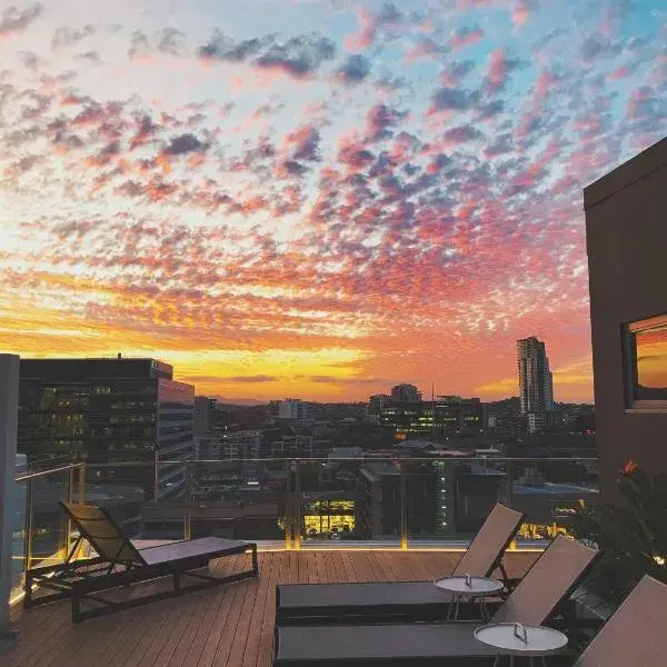 Alex Perry Hotel & Apartments to Brisbane Airport (BNE) premium and luxurious chauffeur service