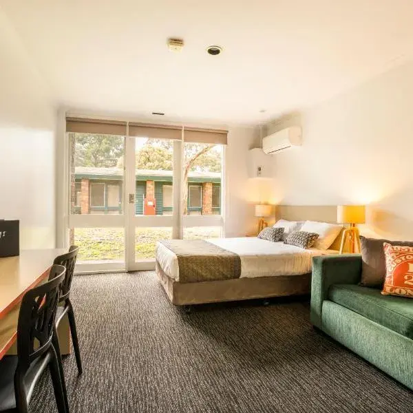 Burvale Hotel to Melbourne Airport premium and luxurious chauffeur service