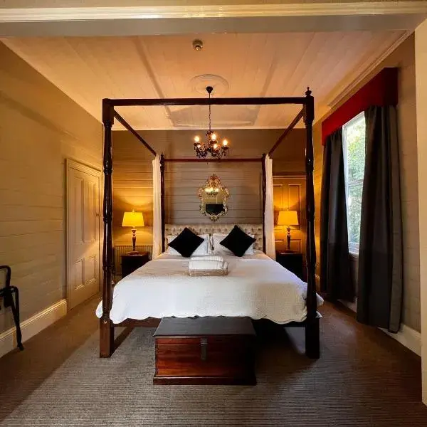 The Boutique Hotel Blue Mountains to Sydney Airport (SYD) premium and luxurious chauffeur service