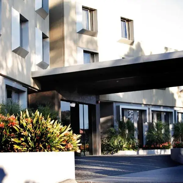 Golden Pebble Hotel to Melbourne Airport premium and luxurious chauffeur service