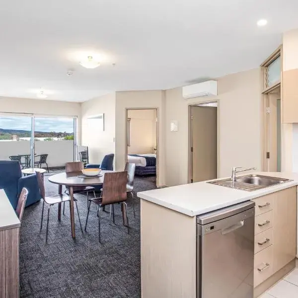 Hume Serviced Apartments to Adelaide Airport (ADL) premium and luxurious chauffeur service