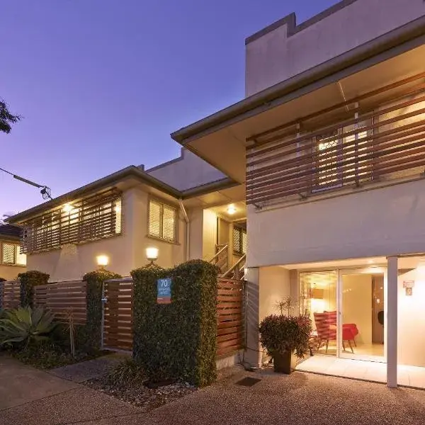 Brisbane Street Studios to Brisbane Airport (BNE) premium and luxurious chauffeur service