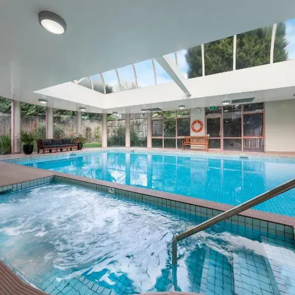 Kimberley Gardens Hotel, Serviced Apartments and Serviced Villas to Melbourne Airport premium and luxurious chauffeur service