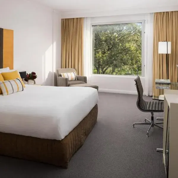 Rydges Bankstown to Sydney Airport (SYD) premium and luxurious chauffeur service