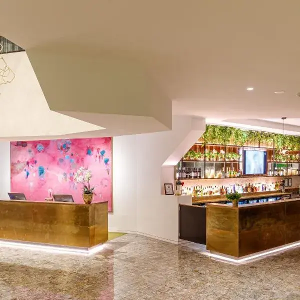 Eatons Hill Hotel to Brisbane Airport (BNE) premium and luxurious chauffeur service