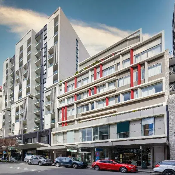 Holiday Inn & Suites Sydney Bondi Junction by IHG to Sydney Airport (SYD) premium and luxurious chauffeur service