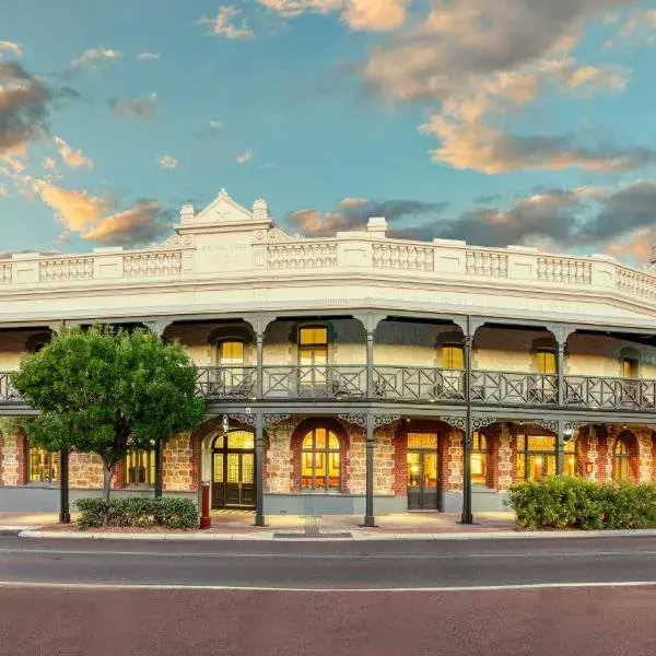 Farmers Home Hotel to Perth Airport (PER) premium and luxurious chauffeur service