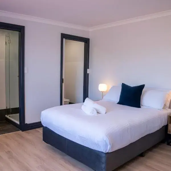 The Rec Hotel Waroona to Perth Airport (PER) premium and luxurious chauffeur service