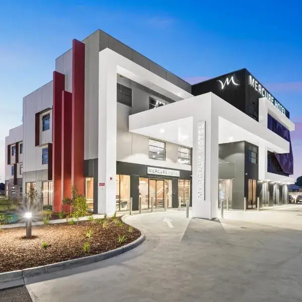 Mercure Pakenham to Melbourne Airport premium and luxurious chauffeur service