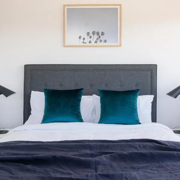 Ridge Apartment Hotel to Brisbane Airport (BNE) premium and luxurious chauffeur service