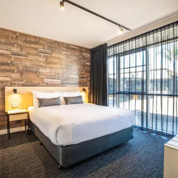 Nightcap at Westside Hotel to Melbourne Airport premium and luxurious chauffeur service