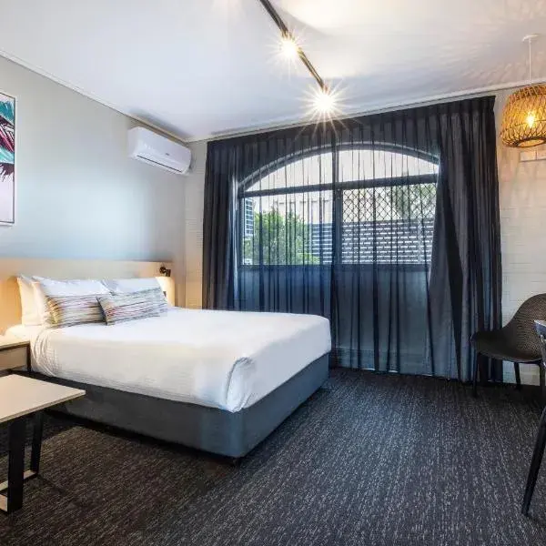 Nightcap at Springwood Hotel to Brisbane Airport (BNE) premium and luxurious chauffeur service