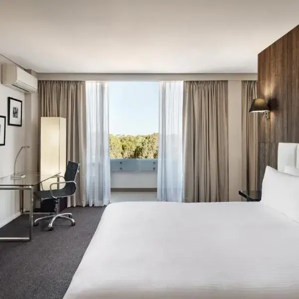 Holiday Inn Warwick Farm by IHG to Sydney Airport (SYD) premium and luxurious chauffeur service