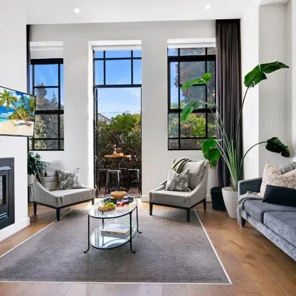Heritage Luxury Apartment-Footy & CBD to Melbourne Airport premium and luxurious chauffeur service