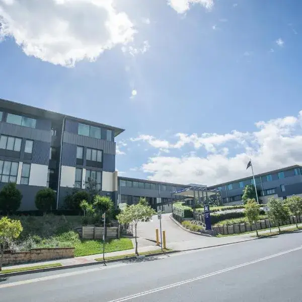 Alpha Hotel Eastern Creek to Sydney Airport (SYD) premium and luxurious chauffeur service