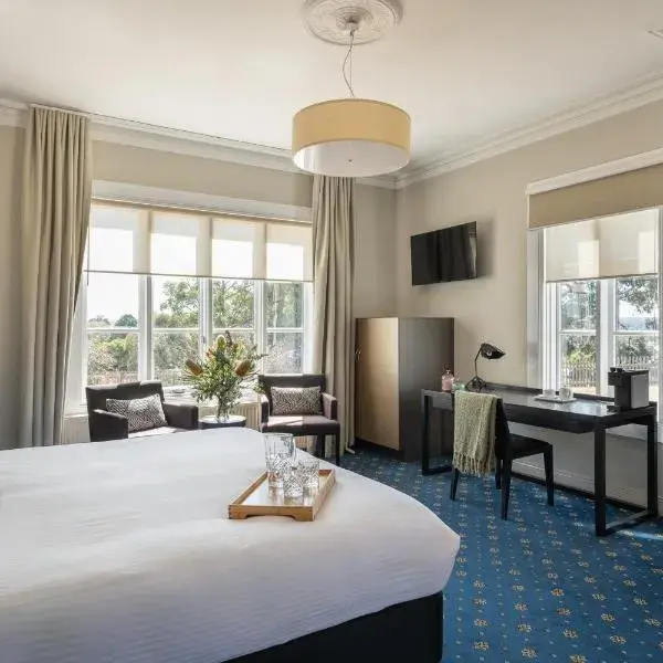 Sovereign Hill Hotel to Melbourne Airport premium and luxurious chauffeur service