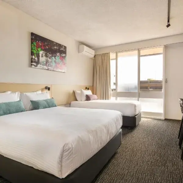 Nightcap at Waltzing Matilda Hotel to Melbourne Airport premium and luxurious chauffeur service