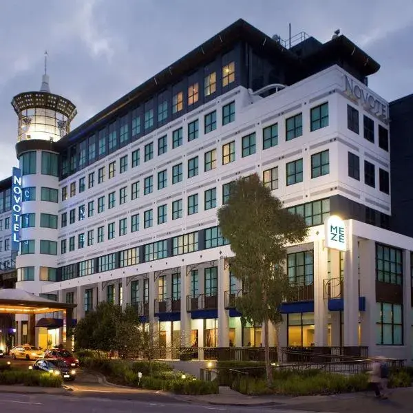 Novotel Melbourne Glen Waverley to Melbourne Airport premium and luxurious chauffeur service