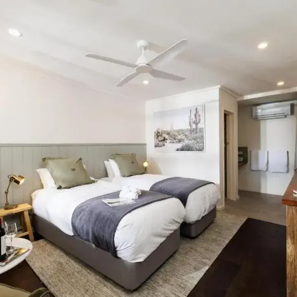 The Richmond Inn to Sydney Airport (SYD) premium and luxurious chauffeur service