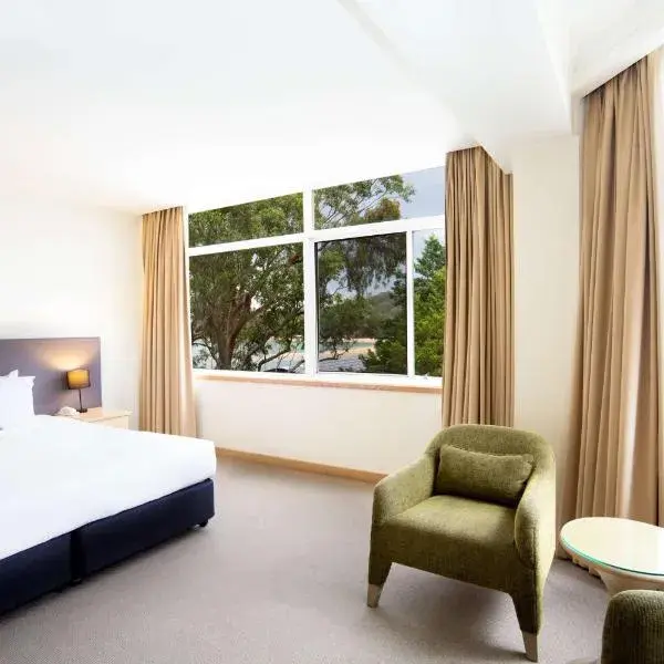 Mirage Hotel Newport to Sydney Airport (SYD) premium and luxurious chauffeur service